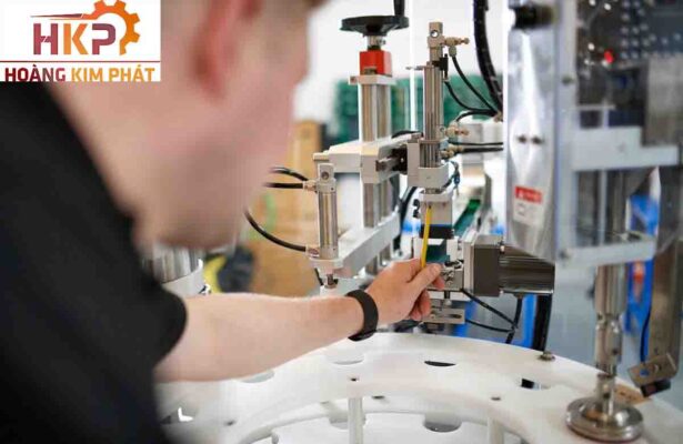 Máy siết nắp mâm xoay tự động.
