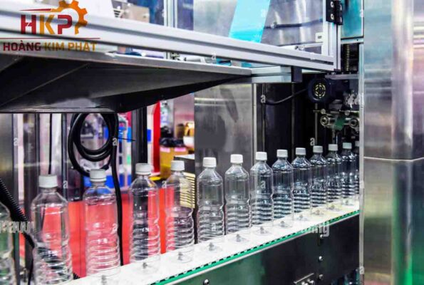 Máy phóng nhãn và co màng Sản phẩm đến vị trí phóng nhãn.