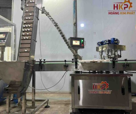 Máy bo viền nắp nhôm và băng tải cấp nắp.