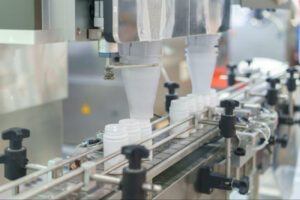 Hình ảnh máy chiết rót bột vào chai lọ gia vị.