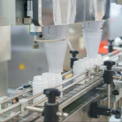 Hình ảnh máy chiết rót bột vào chai lọ gia vị.