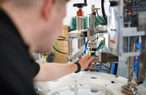 Máy siết nắp mâm xoay tự động.