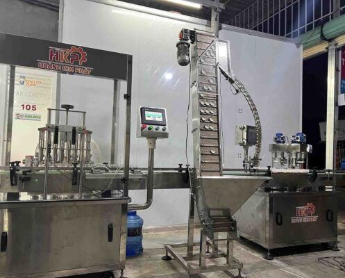 Dây chuyền cấp nắp và siết nắp.