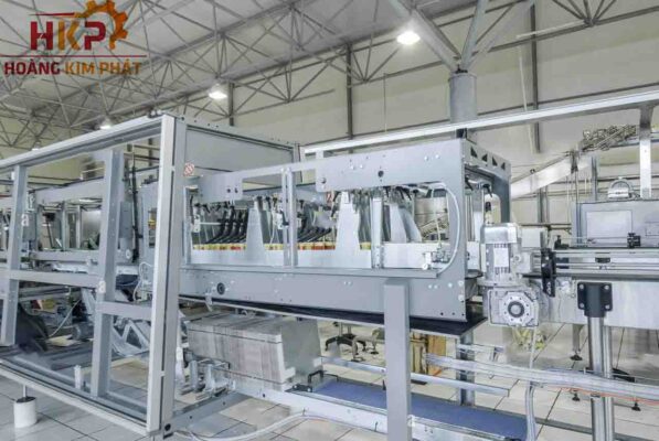 Dây chuyền máy đóng màng co lốc chai.